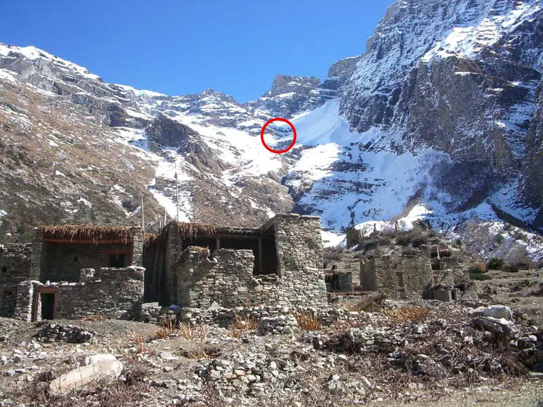 Кан Гуру (Kang Guru, 6981 м). Червоним колом позначено місце трагедії 2005 року