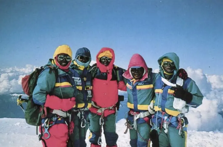 Група альпіністів на вершині Намча Барва. Фото Japanese Alpine Club