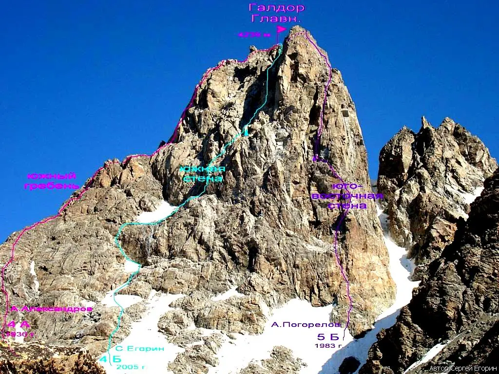 вершина Галдор (4238 м), маршрут категорії 4А відзначений рожевою лінією зліва на фото.