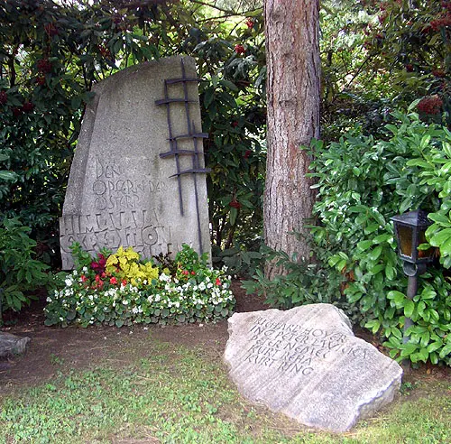 Могила загиблих австрійських альпіністів у 1969 році на Дхаулагірі IV. Встановлено на Центральному цвинтарі у Відні