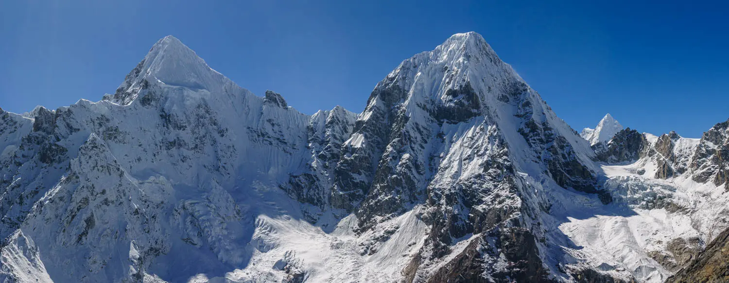 Зліва направо: Драгна Рі (Dragnag Ri, 6757 м) і Кханг Карпо (Khang Karpo, 6646 м), а на задньому плані Мелунгце (Melungtse, 7181 м) у Тибеті. Фото: Maarten van Haeren