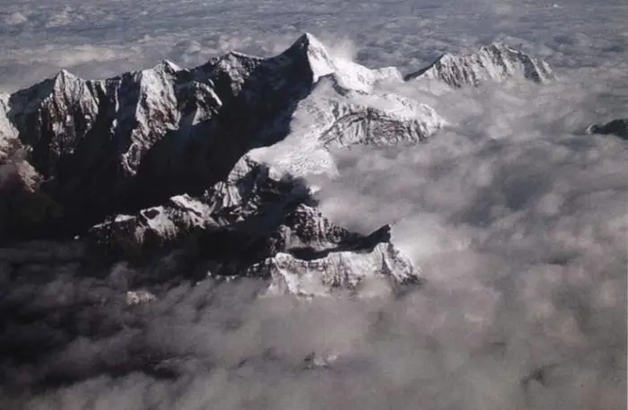 Аерофотознімок Намча Барва з горою Санлун (Mount Sanlun, 7059 м) праворуч. Фото Japanese Alpine Club
