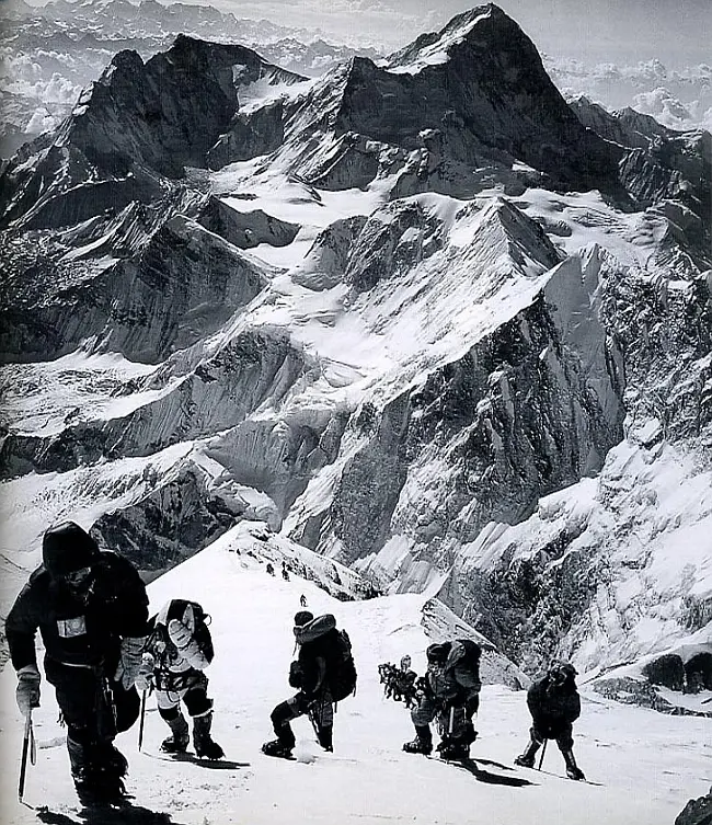 Анатолій Букреєв, Майк Грум, Джон Кракауер, Енді Гарріс, і довга нитка альпіністів на Евересті на Південно-Східному хребті, з восьмитисячником Макалу позаду, 10 травня 1996. Фото з книги "Into Thin Air"