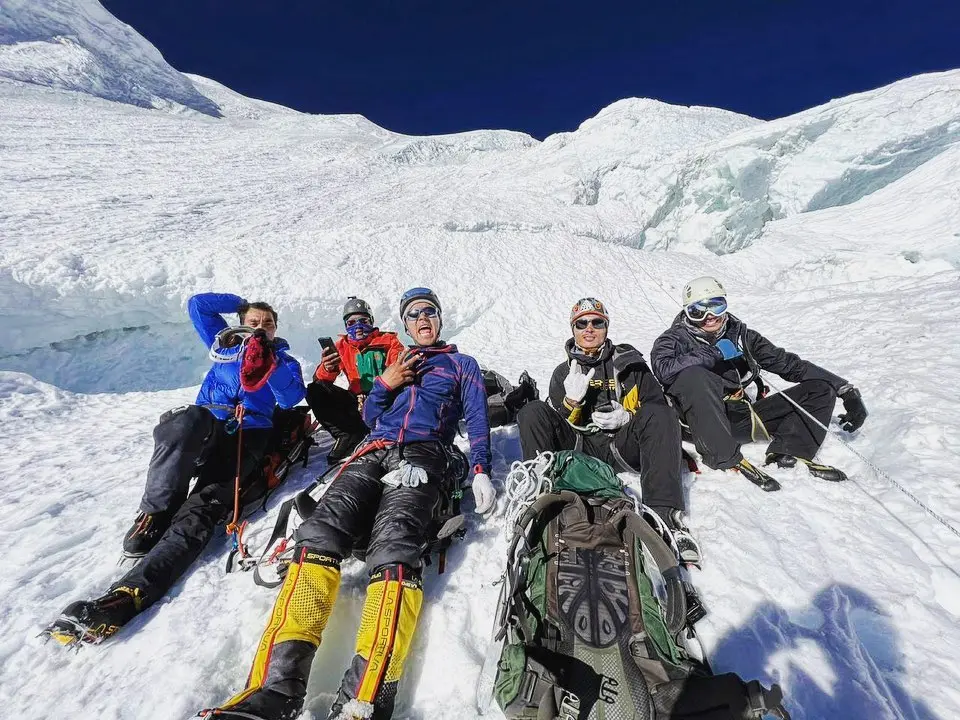 оманда непальських шерп а також комерційні клієнтки: норвежка Крістін Харіла (Kristin Harila) та британка Адріана Браунлі (Adriana Brownlee) піднялися до другого висотного табору. Фото Chhang Dawa Sherpa