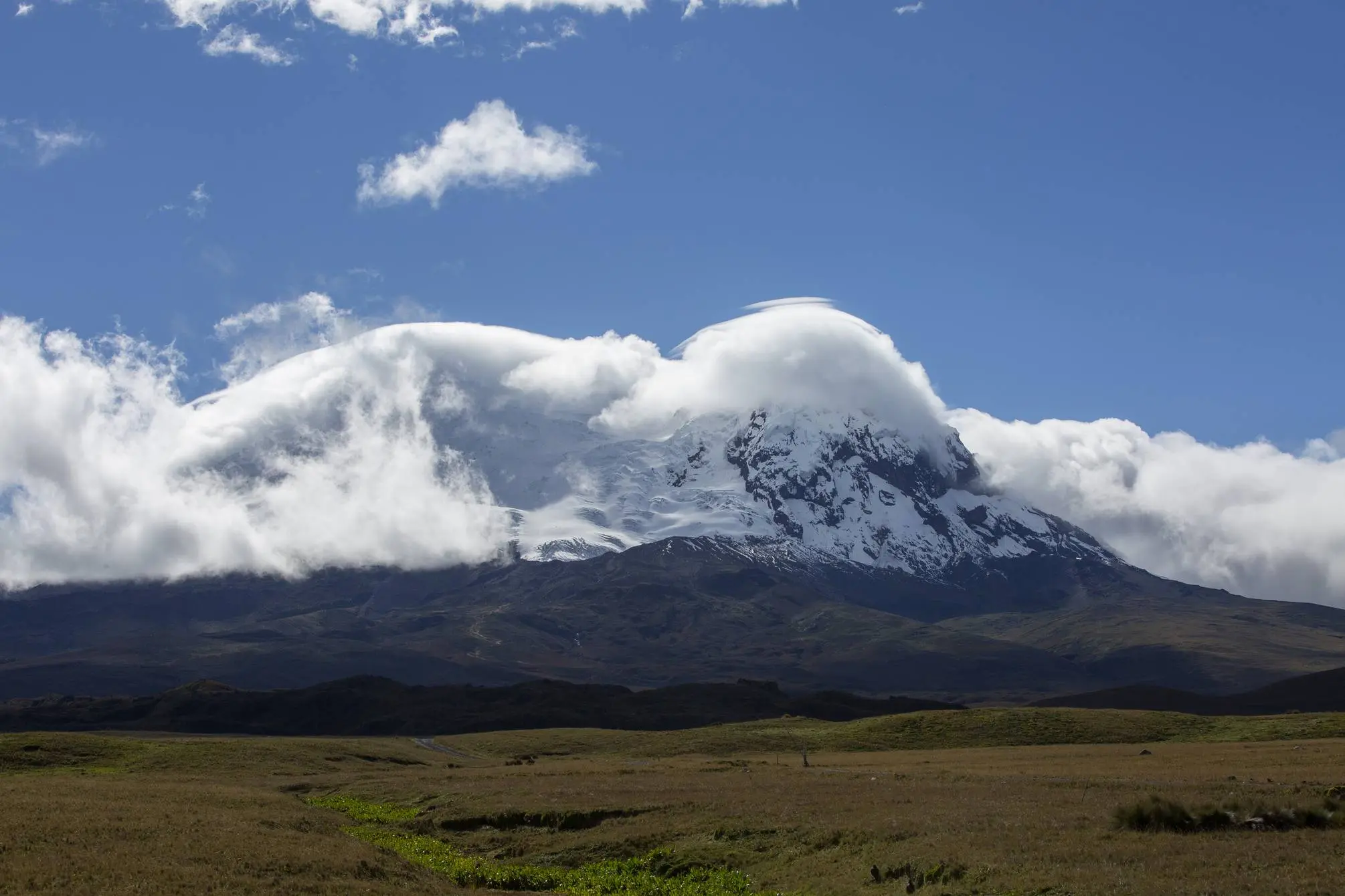 вулкан Антісана (Antisana) висотою 5752 метрів в Еквадорі