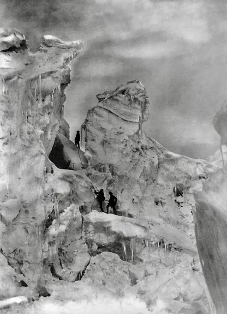 Луїджі Амадео та гіди піднімаються на льодоспад на Чоголісі в 1909 році. Фото: Vittorio Sella