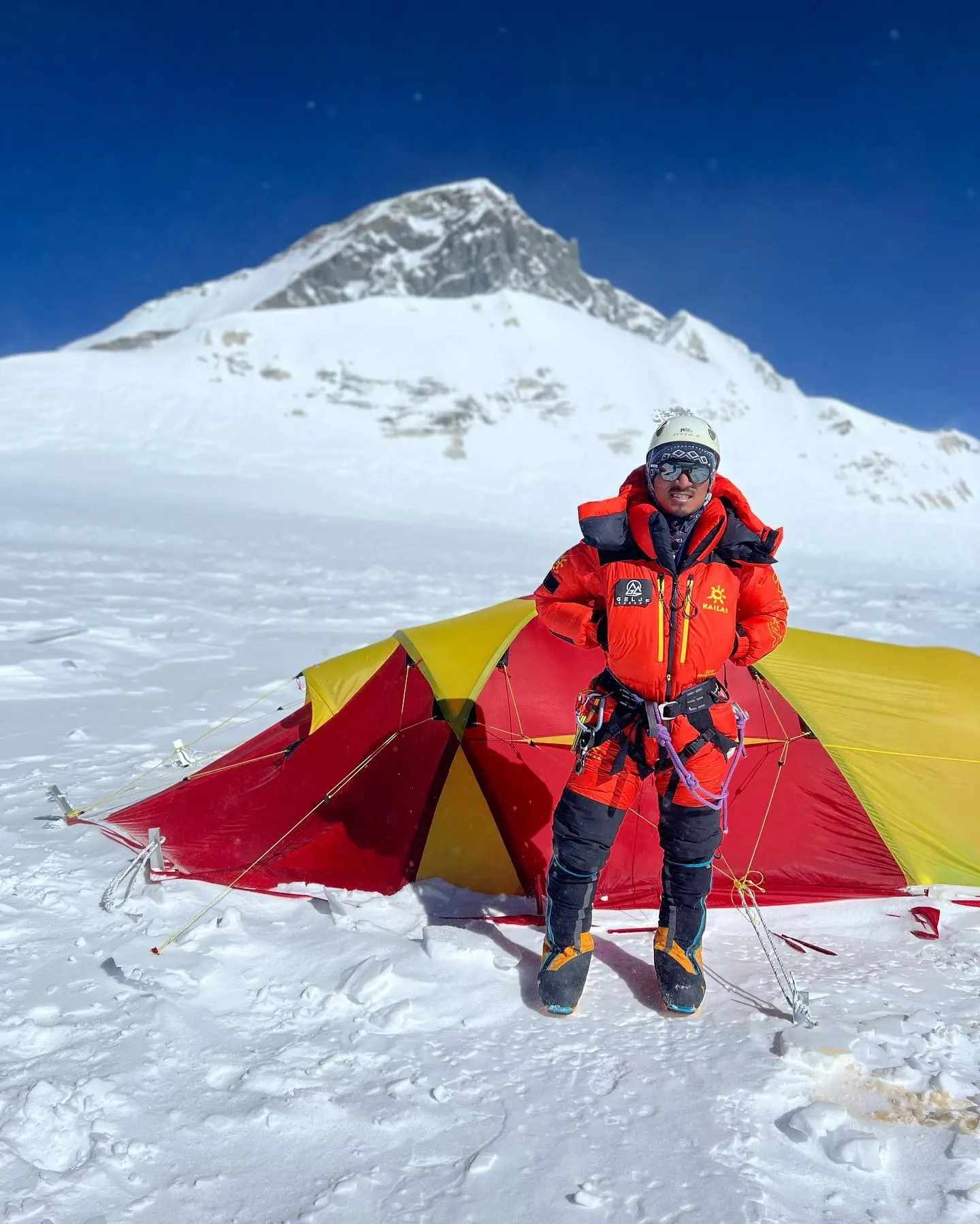 Гельє Шерпа (Gelje Sherpa) у третьому висотному таборі Чо-Ойю