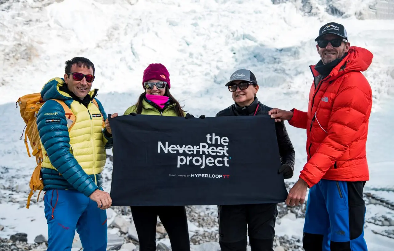 Алекс Тікон із частиною команди проекту NeverRest у базовому таборі Евересту.