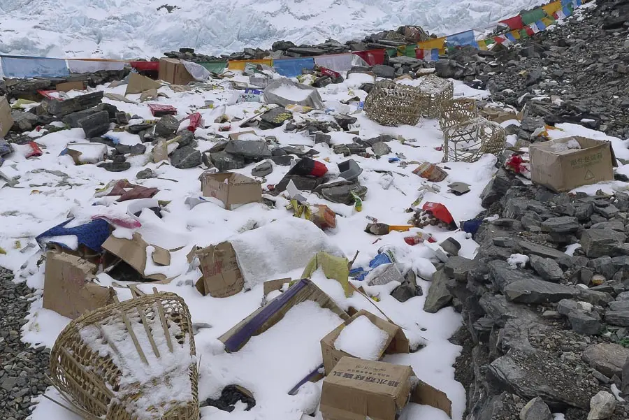 Покинуте сміття в базовому таборі Евересту (Північний схил).