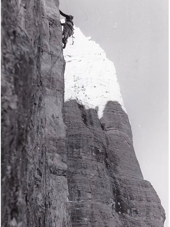 Доломіти 1957 рік. Герман Губер на маршруті на північній стороні Тре Чіме ді Лаворедо. Фото Wege & Weggekampfen