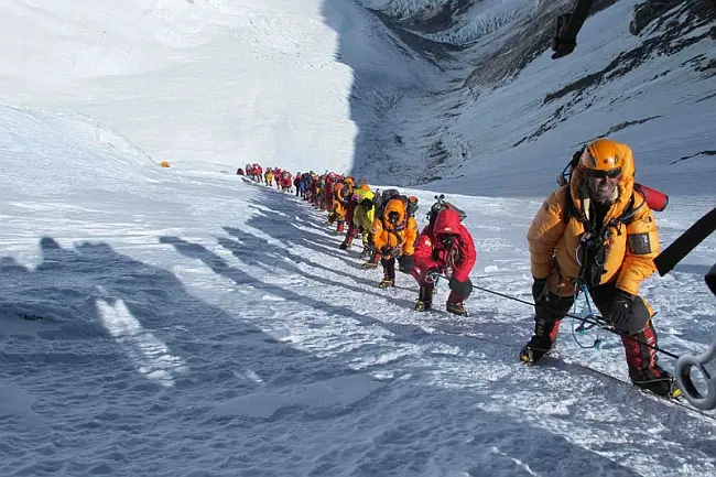 Черга на Евересті. Фото Simone Moro, 24 травня 2012