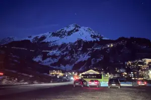 Щонайменше 10 людей потрапили під лавину на популярному гірськолижному курорті Австрії
