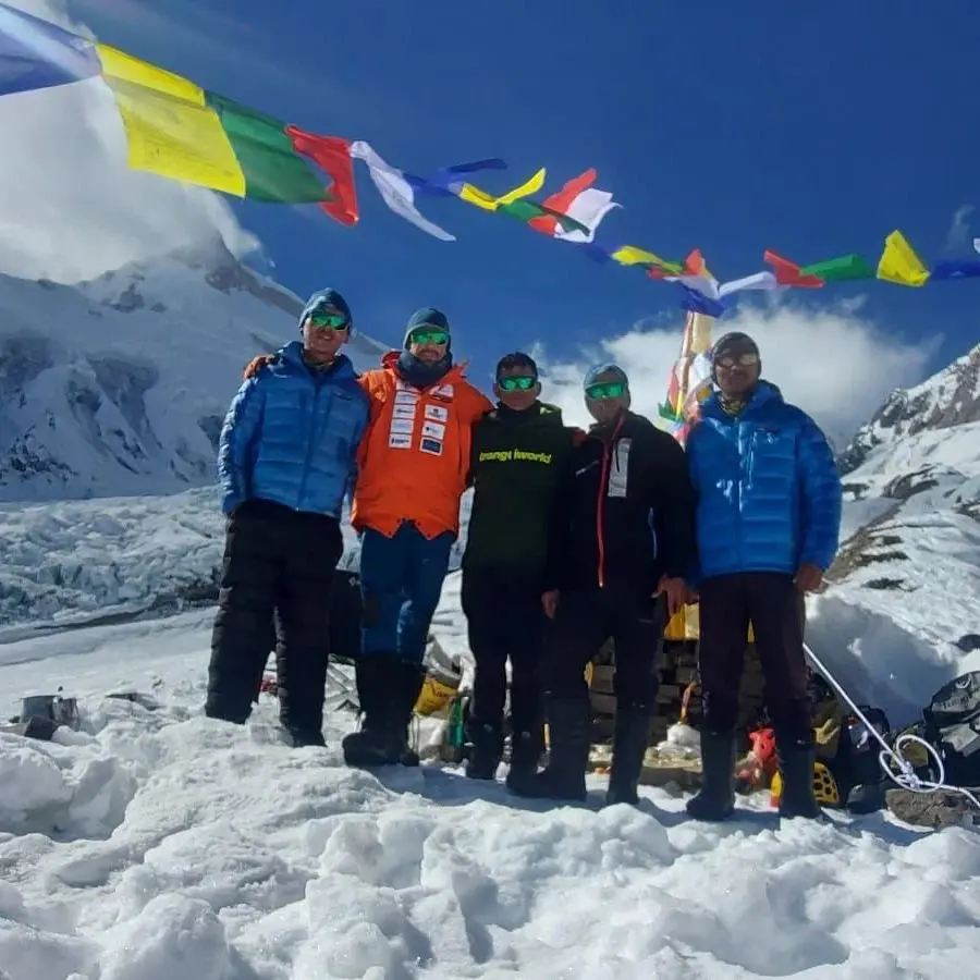 Команда у базовому таборі восьмитисячника Манаслу (Manaslu, 8156 м). Фото Alex Txikon