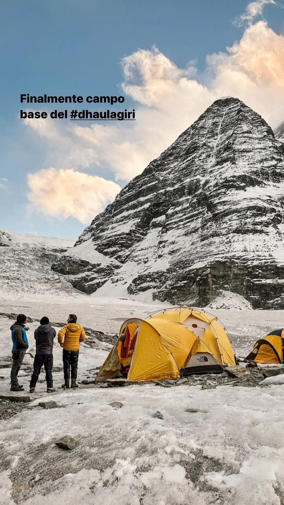 Базовий табір біля підніжжя Дхаулагірі (Dhaulagiri, 8167 м). Фото Hervé Barmasse 