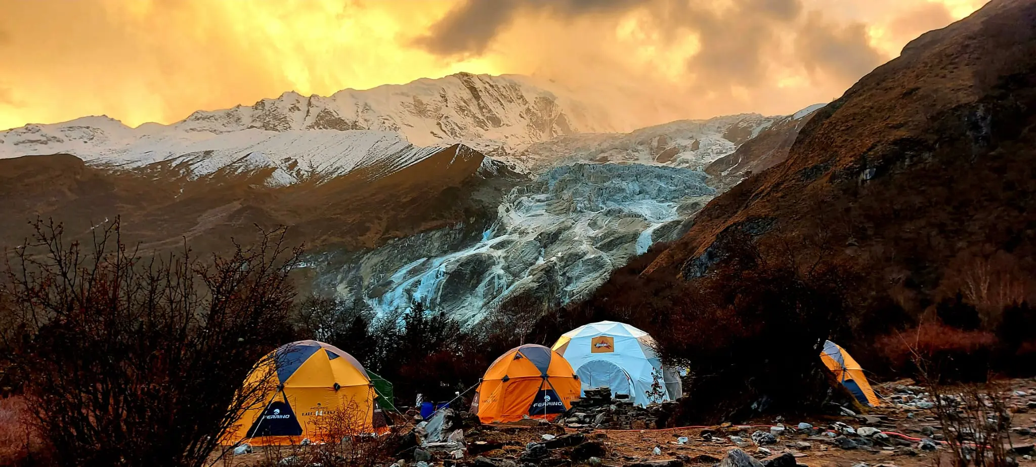 Табір на схилі восьмитисяника Манаслу (Manaslu, 8156 м). Фото Alex Txikon