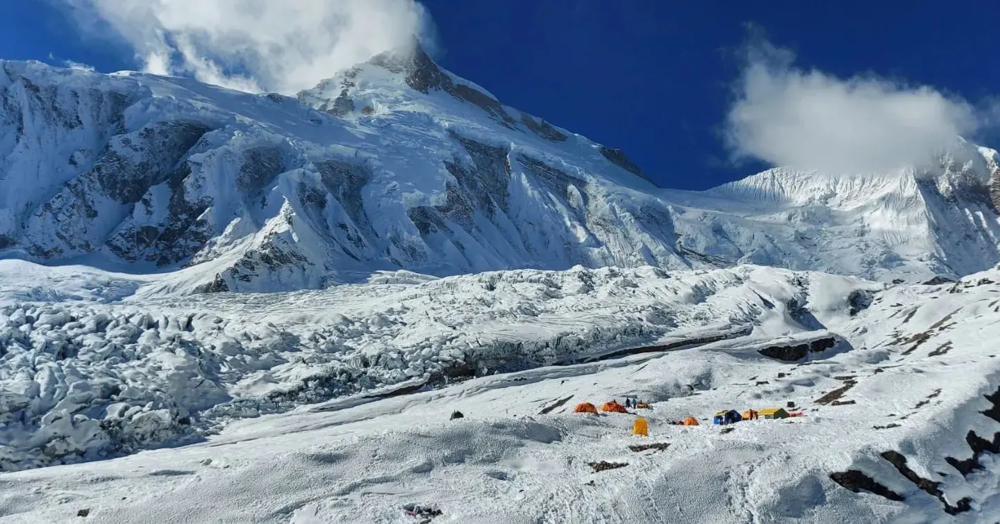  вид з базового табору на восьмитисячник Манаслу (Manaslu, 8156 м). Фото Alex Txikon