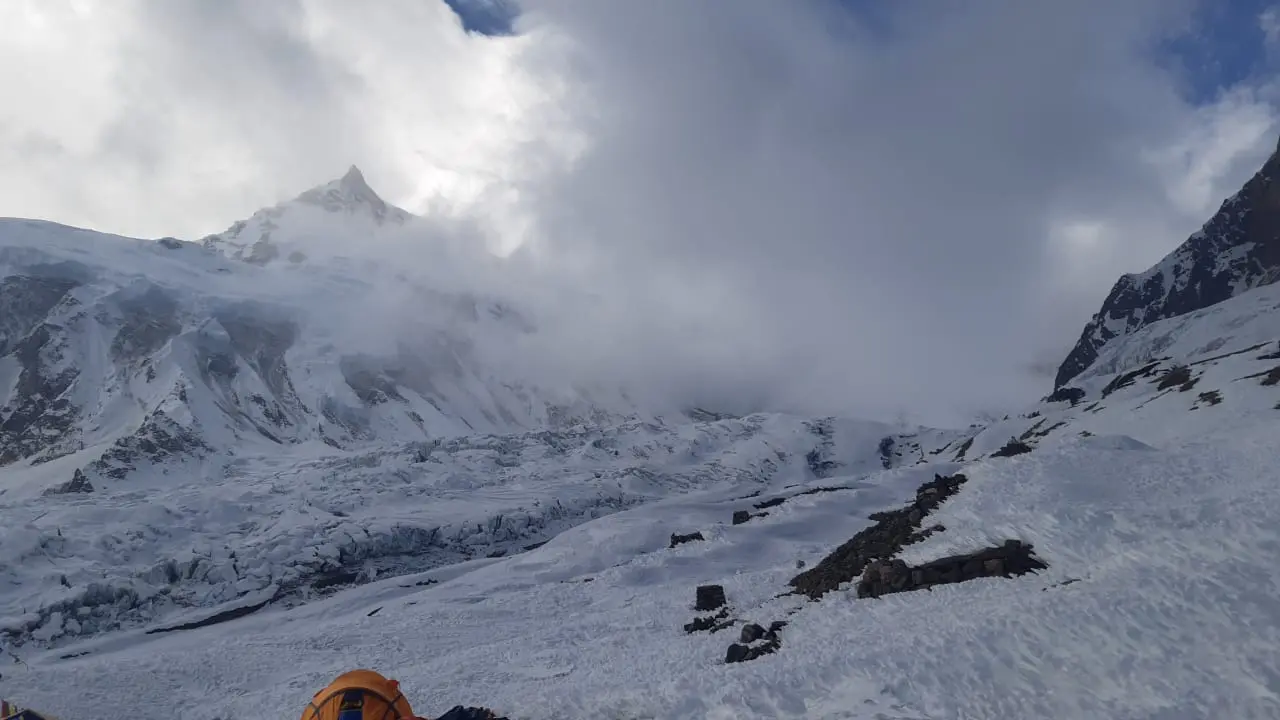 Табір на схилі восьмитисяника Манаслу (Manaslu, 8156 м). Фото Alex Txikon