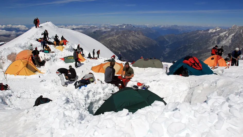 Альпіністи на вершині Монблану у 2011 році, до сучасного періода заборон
