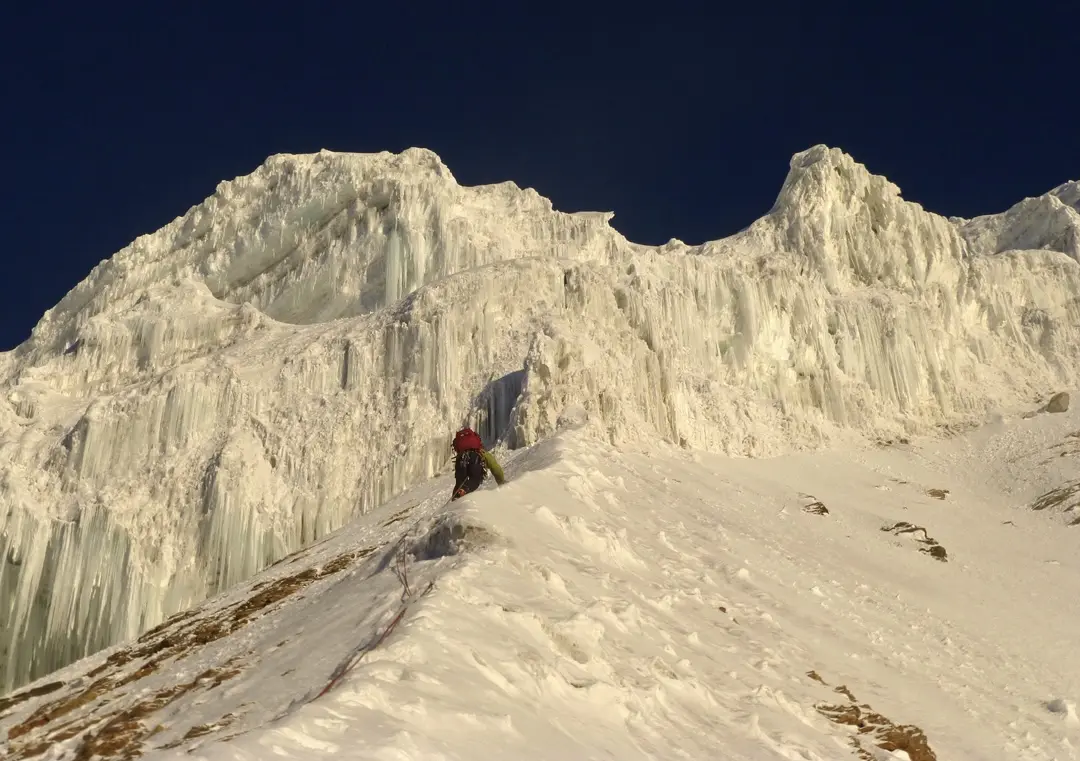 Марк Томас (Mark Thomas) наближається до льодового бар’єру на висоті 6100 м на північно-східному хребті Нанда-Деві Східна у 2015 році. Фото: Martin Moran