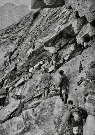 Експедиція Шиптона-Тілмана 1934 року до заповідника Нанда-Деві.  Перевезення вантажів нижче контрфорса Пісга в ущелині річки Ріші-Ганга. Фото: Wikimedia