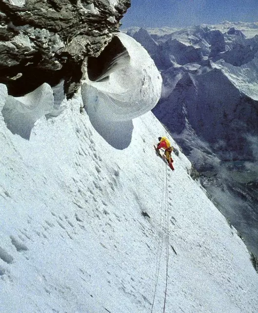 Класичне фото: Крістоф Профіт (Christophe Profit) під час спроби проходження маршруту на південній стіні восьмитисячника Лхоцзе у 1990 році. Фото П