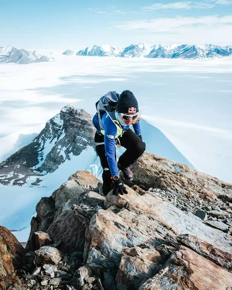 Фернанда Масіель (Fernanda Maciel) у сходженні на найвищу вершину Антаркдиди - пік Вінсон (mount Vinson, 4892 метрів).