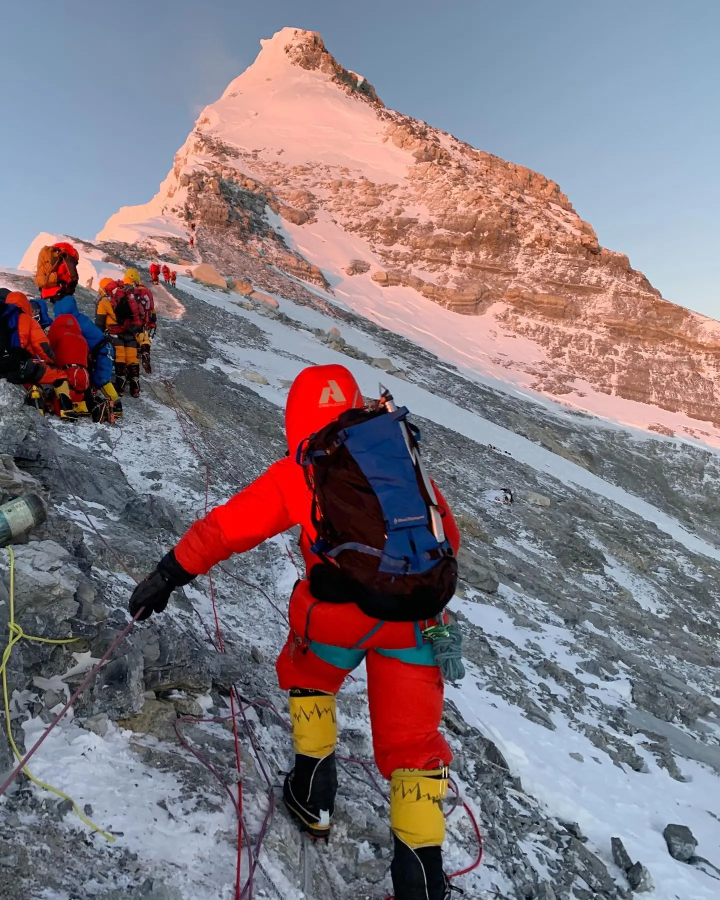 Альпіністи в день сходження на вершину, північний бік Евересту. Фото: Adrian Ballinger