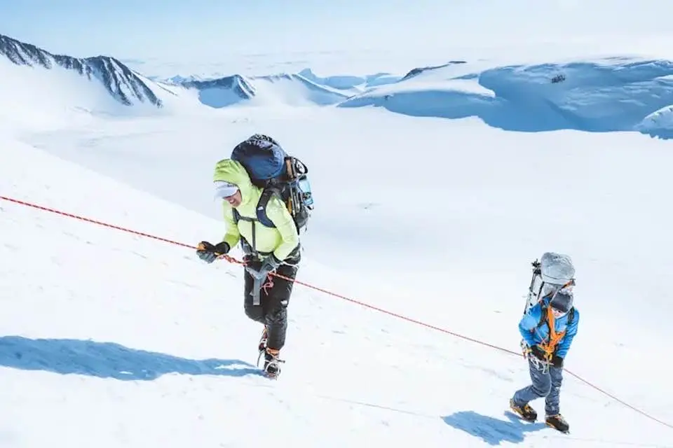 Фернанда Масіель (Fernanda Maciel) та Сем Хеннесі (Sam Hennessey) у сходженні на найвищу вершину Антаркдиди - пік Вінсон (mount Vinson, 4892 метрів)