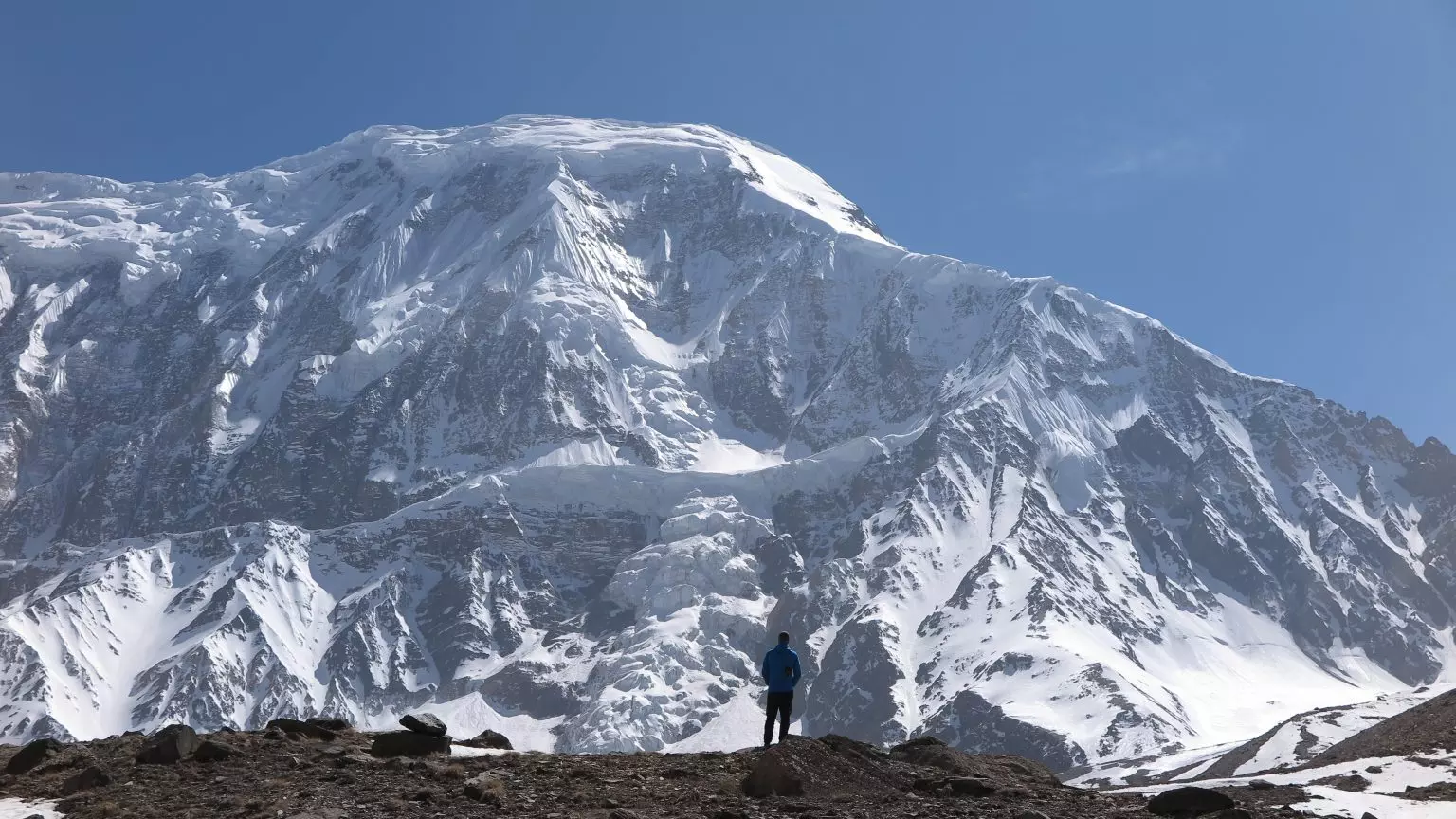 Адам Білецький біля підніжжя піку Тілічо (Tilicho Peak). Фото Adam Bielecki