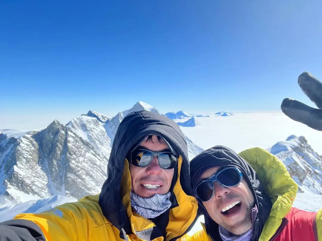 Алекс Гоннольд (Alex Honnold) та Естебан "Топо" Мена (Esteban "Topo" Mena) на вершині гори Шінн (Mount Shinn, 4661м). Фото Esteban "Topo" Mena