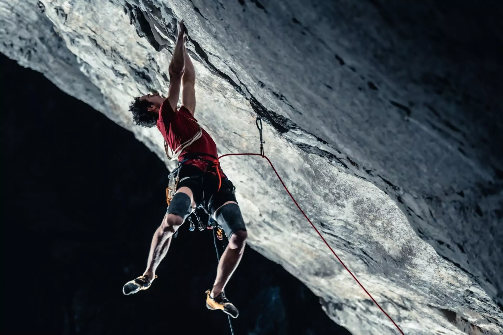 Адам Ондра (Adam Ondra) на маршруті «Příklepový strop» в 138-метровій печері "Macocha Abyss" (Безодня Макоча) в  Чехії. Фото Petr Chodura, Pavel Klement