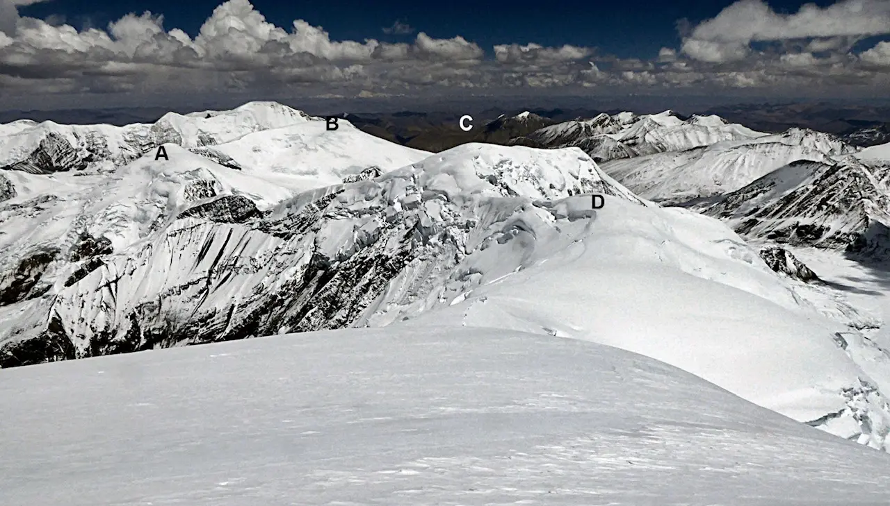 Фото Фу-Канг (Phu Kang 6694 м), позначена літерою “C”. Фото Photo: Paulo Grobel / American Alpine Club