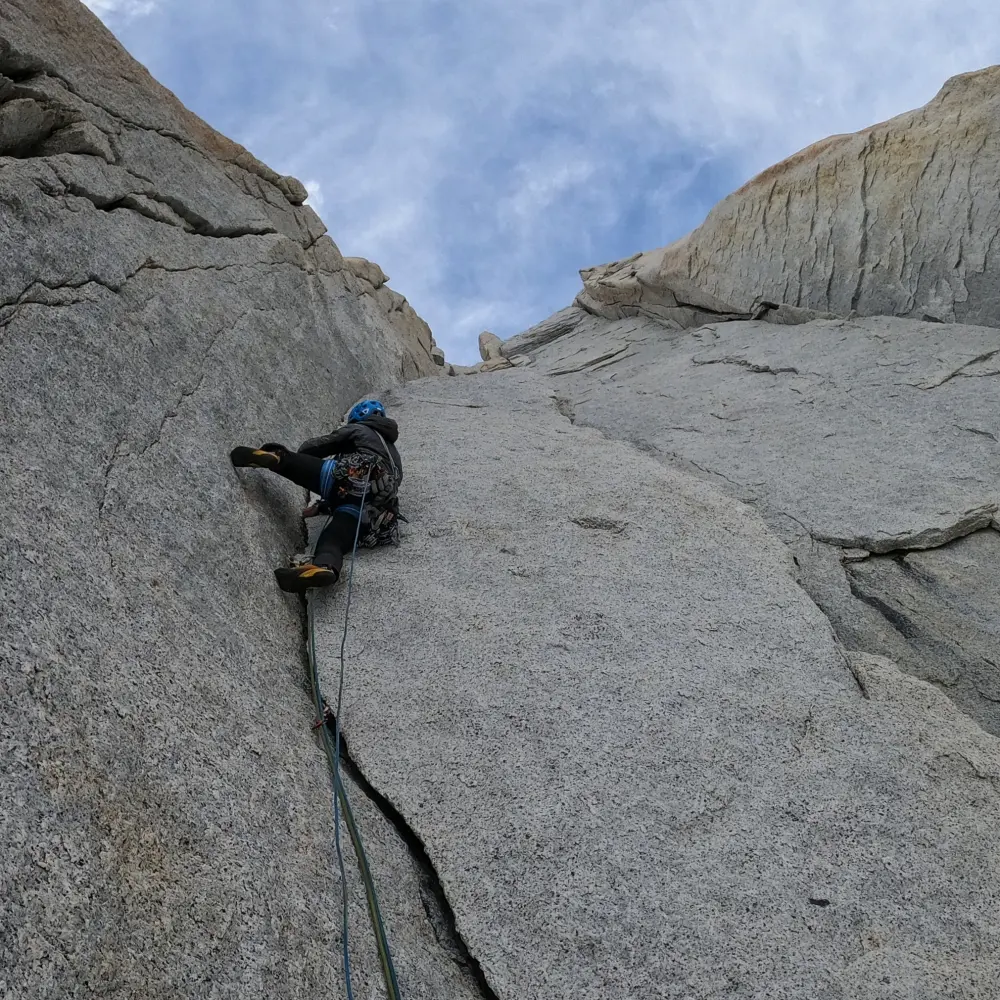 Сходження по новому маршруту «Wake Up» (7a/A2, 425 метрів по східній стіні на вершину Aguja Guillaumet (2580 м) в масиві Фіц-Рой. .Фото Alessandro Baù