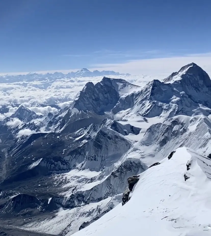 Вид на Еверест з висоти 8500 метрів. Фото: Kenton Cool