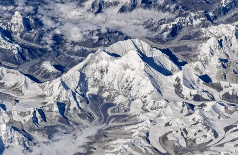 Вид на Еверест з борту міжнародної космічної станції. Фото Oleg Artemiev