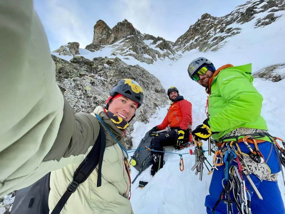 Франсуа Каззанеллі (François Cazzanelli), Емрік Фавр (Emrik Favre) та Стефано Страделлі (Stefano Stradelli) на маршруті "Sognando l’inimmaginabile" (WI 4+ M7, 600 метрів) на східній стіні гори Монблан-дю-Кретон (Mont Blanc du Créton) заввишки 3406 метрів. Фото François Cazzanelli