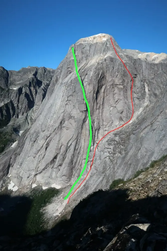 маршрути на східній стороні гори Серро Ель Монструо (Cerro El Monstruo):<br> зеленим кольором - польський маршрут La Gran Raja<br>червоним кольором чилійський маршрут La Chilenita<br><br>Фото Cristobal Señoret Zobeck  