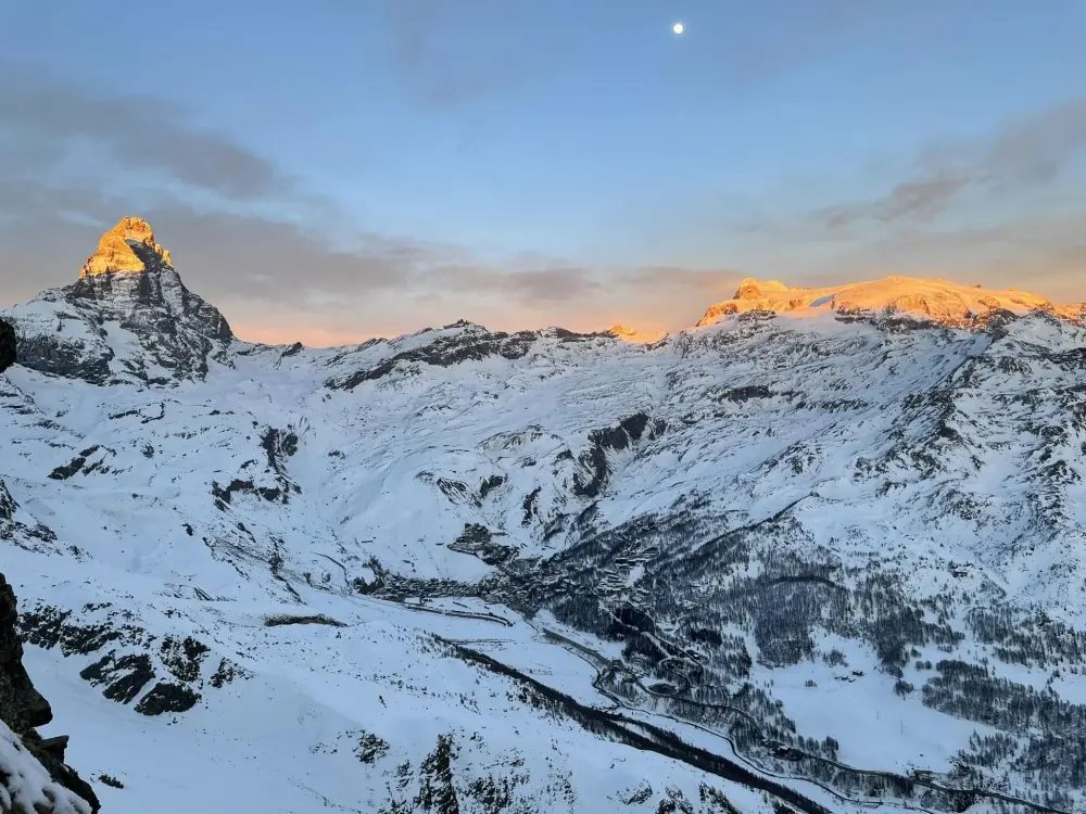 на маршруті "Sognando l’inimmaginabile" (WI 4+ M7, 600 метрів) на східній стіні гори Монблан-дю-Кретон (Mont Blanc du Créton) заввишки 3406 метрів. Фото François Cazzanelli