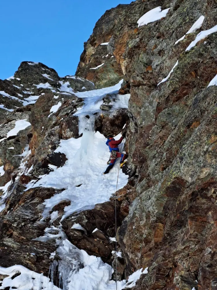 на маршруті "Sognando l’inimmaginabile" (WI 4+ M7, 600 метрів) на східній стіні гори Монблан-дю-Кретон (Mont Blanc du Créton) заввишки 3406 метрів. Фото François Cazzanelli