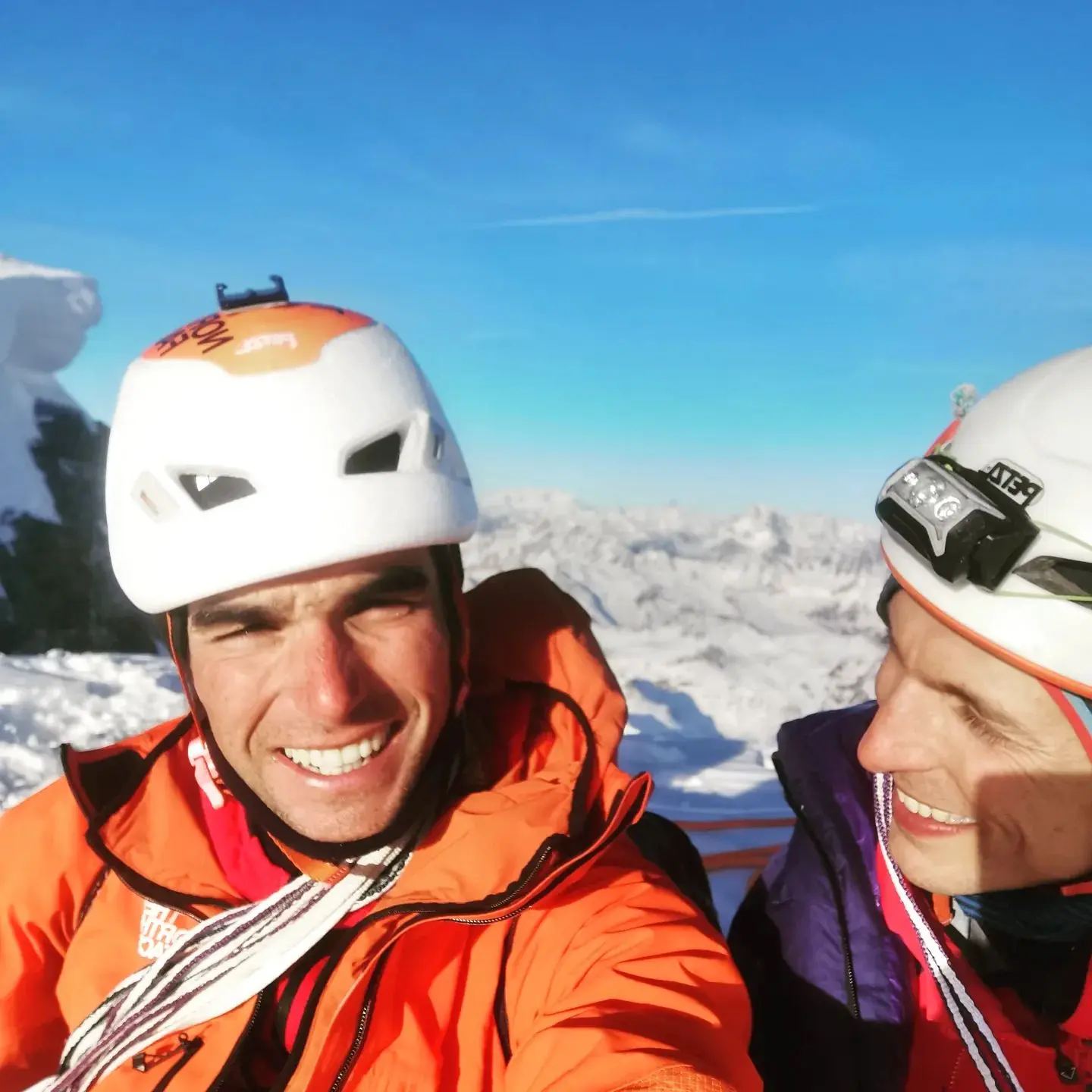 Бенджамін Ведрін (Benjamin Védrines) та Лео Бійон (Léo Billon) на вершині маршруту "Gousseault-Desmaison", на північно-східній стороні Гранд-Жорас (Grandes Jorasses, 4208 метрів),у масиві Монблан. Фото Benjamin Védrines