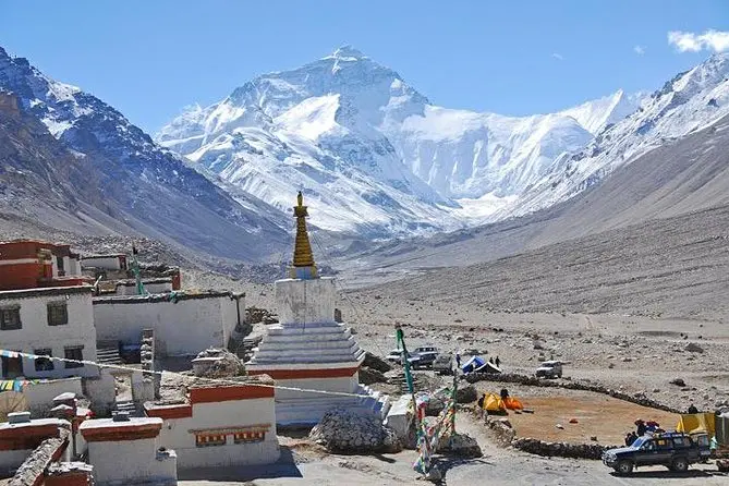 Еверест. Вид з базового табору південної, китайсько-тибетської сторони