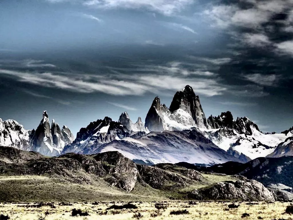 Гори Патагонії. Зліва направо: Cerro Torre, Poincenot, Fitz Roy. Фото: Sebastian Alvaro