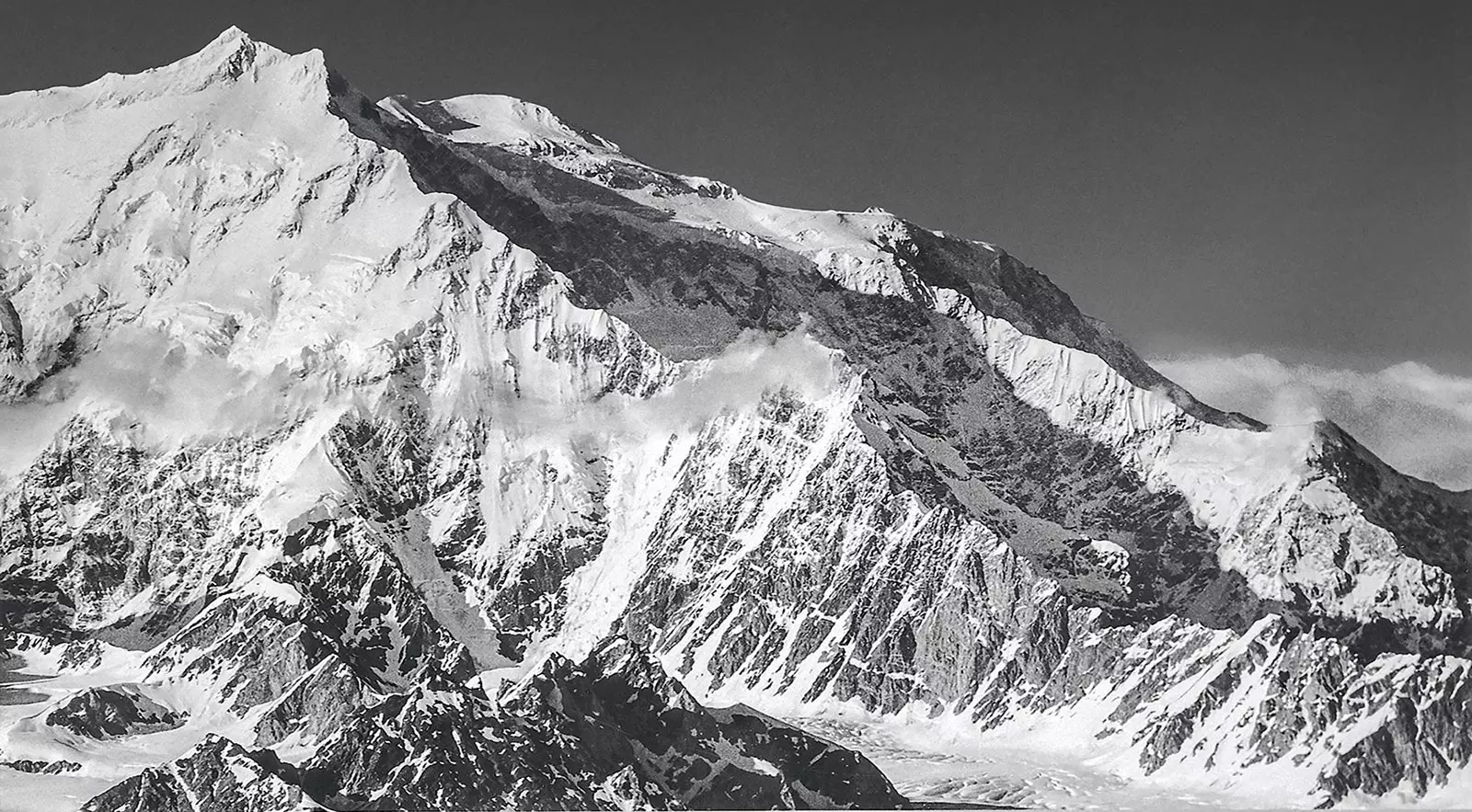 хребет Колібрі на горі Логан (Mount Logan, 6050 м) - найвищій точці Канади демонструє неосяжність сходження, що починається зі скелястих стрімчаків у правому нижньому кутку до вершини в 5600 метрах шляху і в 4000 метрах по вертикалі. Фото: Roy Johnson Jr.