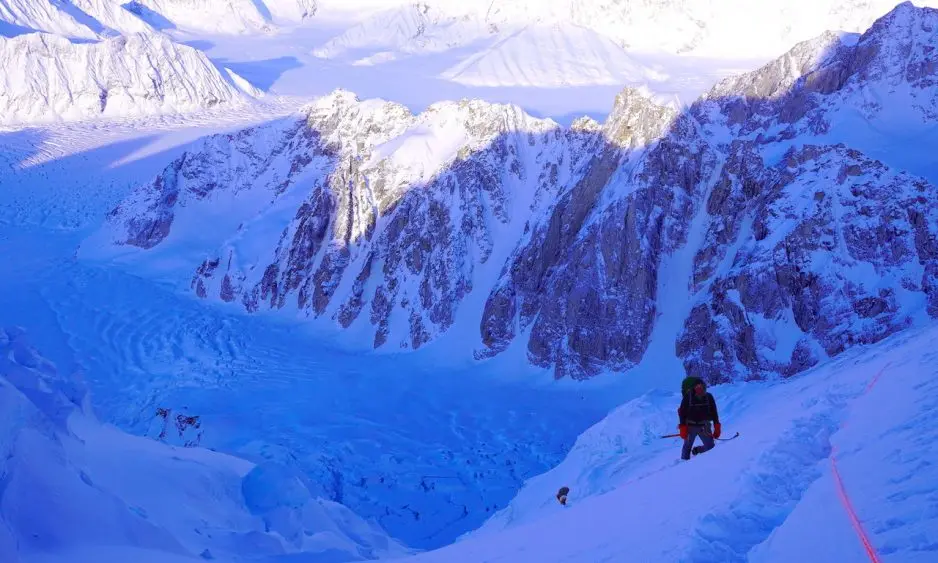 Лонні Дюпре (Lonnie Dupre) у спробі зимового сходження на гору  Хантер (Mount Hunter / Begguya) заввишки 4442 метри. 2020 рік. Фото Lonnie Dupre