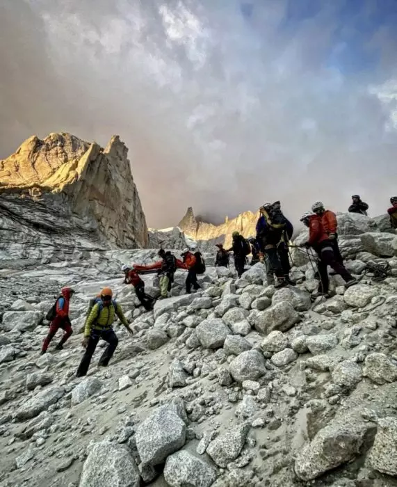 Альпіністи-волонтери та місцеві рятувальники під час спроби порятунку на Серро-Торре у 2022 році. Фото Thomas Huber