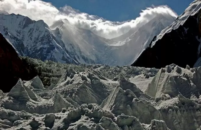 Урдок ІІІ (Urdok III, 6950 м) та Сіа Кангрі (Sia Kangri, 7422 м) вид з льодовика Abruzzi Glacier. Фото Sylweczka