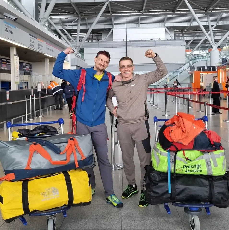 Адам Білецький (Adam Bielecki) та Маріуш Гатала (Mariusz Hatala) перед відльотом до Південної Америки. Фото Adam Bielecki