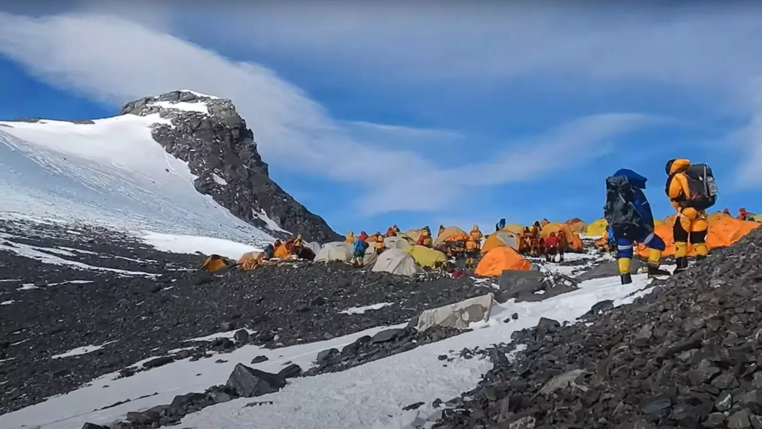 Альпіністи в таборі IV на Евересті, де мікроби, пов’язані з людиною, виживають в екстремальних умовах. Фото: Amy Urban
