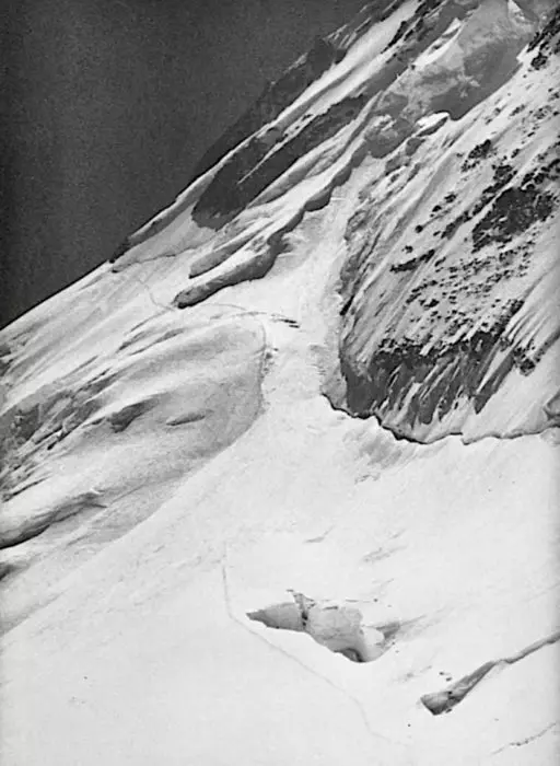 Вид на нижню частину рампи з табору 3 (на висоті 6500 м) гори Момхіл Сар  (Momhil Sar). Фото: Rudolph Pischinger / Alpine Journa