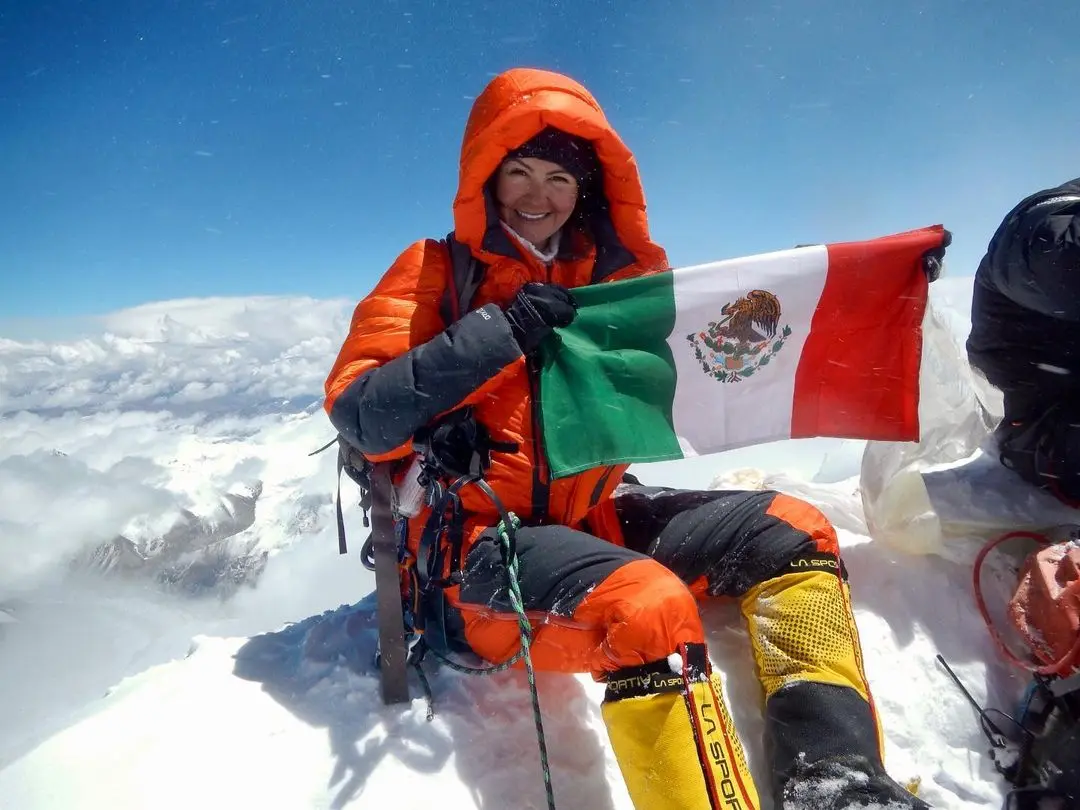 Вірідіана Альварес (Viridiana Álvarez) на вершині Евересту. 2017 рік. Фото virialvarezmx